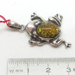 Ce pendentif en ambre représentant une grenouille est un bijoux sur argent 925 millième.