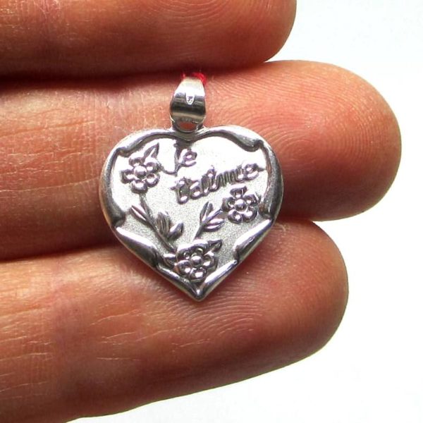 This silver jewel represents a heart where it is written I love you.