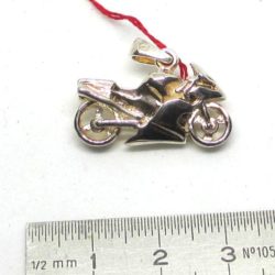 Ce bijou en argent représente une jolie moto, une moto pour les motards.
