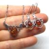 Set aus Bernsteinkette und Ohrringen. Schmuck im alten Stil, aber absolut aktuell.
