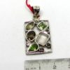 Pendentif en argent avec des pierres semi-précieuses.