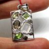 Pendentif en argent avec des pierres semi-précieuses.
