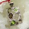 Pendentif en argent avec des pierres semi-précieuses.