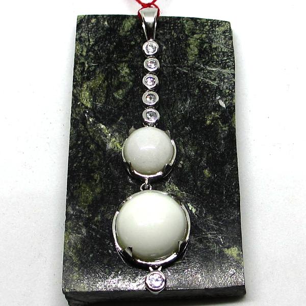 Agate blanche rehaussée d’oxyde de zirconiums monté sur argent. Un bijoux moderne.