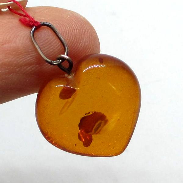 Un pendentif avec un gros cœur en ambre facile à porter.
