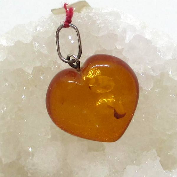 Un pendentif avec un gros cœur en ambre facile à porter.