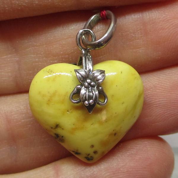 Ce pendentif cœur en ambre est un bijoux sur argent 925 millième.