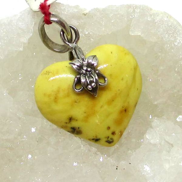 Pendentif cœur en ambre est un bijoux sur argent 925 millième.