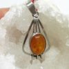 Pendentif de style art déco en ambre sur argent, un bijou en ambre d’exception.