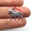 Pferdeanhänger aus Silber Dieses Schmuckstück aus Silber stellt ein Pferd dar.