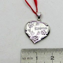 Dieses Schmuckstück aus Silber stellt ein Herz dar. Es trägt die Aufschrift Je t'aime.