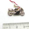 Ce bijou en argent représente une jolie moto, une moto pour les motards.