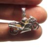 Ce bijou en argent représente une jolie moto, une moto pour les motards.