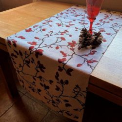 Rosehip table runner in coated cotton.